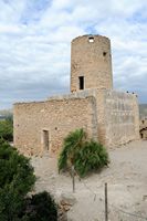O castelo de Capdepera em Maiorca - A torre Miquel Nunis. Clicar para ampliar a imagem em Adobe Stock (novo guia).
