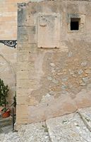 Het kasteel van Capdepera in Majorca - Gedenkplaat aan het Verdrag van Capdepera. Klikken om het beeld te vergroten in Adobe Stock (nieuwe tab).