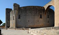 Het kasteel van Bellver in Majorca - Kasteel van Bellver. Klikken om het beeld te vergroten in Adobe Stock (nieuwe tab).