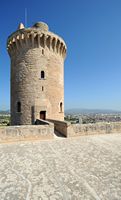 Il castello di Bellver a Maiorca - Terrazza. Clicca per ingrandire l'immagine in Adobe Stock (nuova unghia).