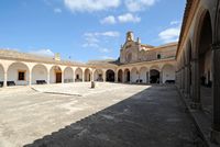 Il santuario di Monti-sion di Porreres a Maiorca - Il chiostro. Clicca per ingrandire l'immagine in Adobe Stock (nuova unghia).