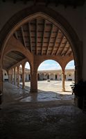 El santuario de Monti-sion de Porreres en Mallorca - El claustro. Haga clic para ampliar la imagen en Adobe Stock (nueva pestaña).