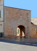 De stad Santanyí in Majorca - de Ommuurde Deur (droeg Murada). Klikken om het beeld te vergroten in Adobe Stock (nieuwe tab).