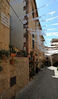 Die Stadt Valldemossa auf Mallorca - Carrer del Pare Castanyeda. Klicken, um das Bild in Adobe Stock zu vergrößern (neue Nagelritze).