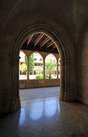 Le couvent franciscain de Palma de Majorque. Entrée du cloître. Cliquer pour agrandir l'image.