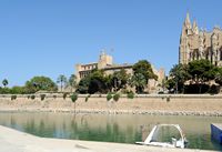 Palacio de la Almudaina de Palma de Mallorca - El Palacio visto desde el Parc de la Mer. Haga clic para ampliar la imagen.
