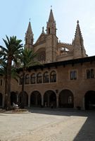 Almudaina Palast in Palma de Mallorca - Place d'Armes. Klicken, um das Bild zu vergrößern.