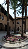 Palacio de la Almudaina de Palma de Mallorca - Plaza de Armas. Haga clic para ampliar la imagen.