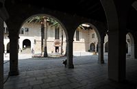 Het paleis van de Almudaina van Palma de Mallorca - Exercitieplein. Klikken om het beeld te vergroten.