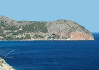 Las cuevas de Artá en Mallorca - La entrada a las cuevas vista desde el Cap des Pinar. Haga clic para ampliar la imagen.