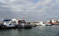 A aldeia de Colónia de Sant Jordi em Maiorca - Embarcações de excursão no porto. Clicar para ampliar a imagem.