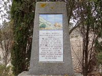Das Dorf Colònia de Sant Pere in Mallorca - Stele der Gründer von Betlem Einsiedelei (Autor Olaf Tausch). Klicken, um das Bild zu vergrößern.