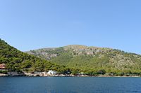 Península y Cabo Formentor en Mallorca - La vista de la torre Albercutx del mar. Haga clic para ampliar la imagen.