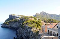 Port de Sóller auf Mallorca - Der Felsen nordöstlich von Port de Sóller. Klicken, um das Bild zu vergrößern.
