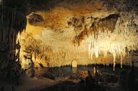 Les grottes du Dragon à Majorque. Le petit lac. Cliquer pour agrandir l'image.