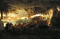 As grutas do Dragão em Maiorca - O pequeno lago. Clicar para ampliar a imagem.