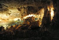 As grutas do Dragão em Maiorca - O pequeno lago. Clicar para ampliar a imagem.