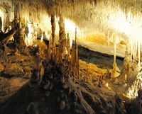 Die Drachenhöhlen auf Mallorca - Der kleine See. Klicken, um das Bild zu vergrößern.