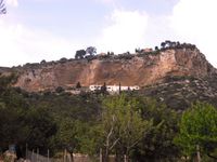 Le sanctuaire de Gràcia de Randa à Majorque. Le sanctuaire au pied de la Penya Falconera (auteur Antoni Salvà). Cliquer pour agrandir l'image.