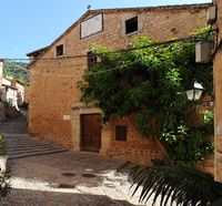 Stadt Fornalutx Mallorca - Carrer de l'Església. Klicken, um das Bild zu vergrößern.