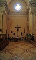 El santuario de Bonany de Petra en Mallorca - altar lateral. Haga clic para ampliar la imagen.