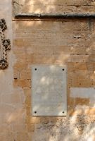 La ville de Petra à Majorque. Plaque commémorative du baptème de Juníper Serra. Cliquer pour agrandir l'image.