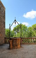 Il santuario di Monti-sion di Porreres a Maiorca - Il pozzo del santuario. Clicca per ingrandire l'immagine.
