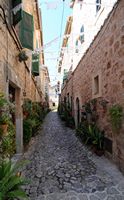 La ciudad de Valldemossa en Mallorca - Carrer Rectoria. Haga clic para ampliar la imagen.