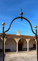 Het heiligdom van Monti-Sion in Porreres in Majorca - De put en de zonnewijzerplaat (auteur Lisa Marie Sykes). Klikken om het beeld te vergroten in Flickr (nieuwe tab).