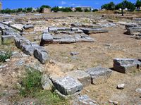 Las ruinas de la ciudad romana de Pollentia en Mallorca - El Foro santuario (autor JA Baeyens). Haga clic para ampliar la imagen en Panoramio (nueva pestaña).