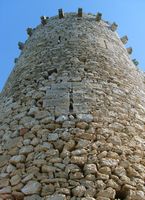 Il castello di Santueri a Felanitx a Maiorca - La Torre dell'Omaggio (autore Ranku). Clicca per ingrandire l'immagine in Panoramio (nuova unghia).
