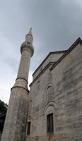 La ville de Mostar en Herzégovine. Minaret de la mosquée Koski Mehmed Pacha. Cliquer pour agrandir l'image dans Adobe Stock (nouvel onglet).