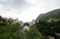 La ville de Mostar en Herzégovine. Vieux pont vu depuis la mosquée Koski. Cliquer pour agrandir l'image dans Adobe Stock (nouvel onglet).