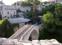La ville de Mostar en Herzégovine. Pont tordu (auteur Rocco Dell'asterix). Cliquer pour agrandir l'image.