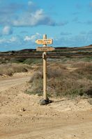 L'île de La Graciosa à Lanzarote. Panneau de direction sur une piste. Cliquer pour agrandir l'image dans Adobe Stock (nouvel onglet).