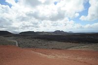 O parque nacional de Timanfaya em Lanzarote. As Montanhas do Fogo vistas do Islote de Hilario. Clicar para ampliar a imagem em Adobe Stock (novo guia).