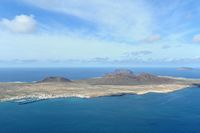 Het natuurpark van de archipel Chinijo in Lanzarote. De archipel gezien vanaf de Mirador del Río. Klikken om het beeld te vergroten in Adobe Stock (nieuwe tab).
