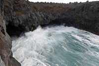 Il parco naturale di los Volcanes a Lanzarote. Le scogliere di Los Hervideros. Clicca per ingrandire l'immagine in Adobe Stock (nuova unghia).