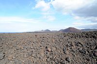 Le parc naturel de los Volcanes à Lanzarote. Les champs de scories de la Montaña de la Vieja Gabriela et la Montaña Bermeja. Cliquer pour agrandir l'image dans Adobe Stock (nouvel onglet).