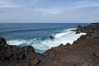 Il parco naturale di los Volcanes a Lanzarote. La costa rocciosa vicino a Los Hervideros. Clicca per ingrandire l'immagine in Adobe Stock (nuova unghia).