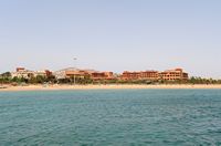 A aldeia de Caleta de Fuste em Fuerteventura. O hotel Sheraton. Clicar para ampliar a imagem em Adobe Stock (novo guia).