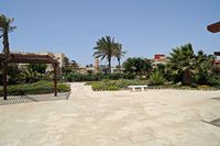 Das Caleta de Fuste Fuerteventura Dorf. der Hotelgarten Elba Carlota in Caleta de Fuste. Klicken, um das Bild in Adobe Stock zu vergrößern (neue Nagelritze).