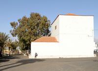 A aldeia de Casillas del Ángel em Fuerteventura. A Igreja de Santa Ana. Clicar para ampliar a imagem em Adobe Stock (novo guia).