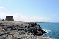El pueblo de El Cotillo en Fuerteventura. La Torre de Tostón. Haga clic para ampliar la imagen en Adobe Stock (nueva pestaña).