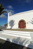 Das Dorf Femés Lanzarote. Die Kirche von Saint-Martial Rubicon. Klicken, um das Bild in Adobe Stock zu vergrößern (neue Nagelritze).