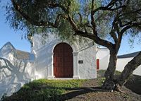 Het dorp La Geria in Lanzarote. De kapel van Onze Lieve Vrouw van Liefde. Klikken om het beeld te vergroten in Adobe Stock (nieuwe tab).