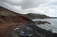 Het dorp El Golfo in Lanzarote. Vissersboten op het strand. Klikken om het beeld te vergroten in Adobe Stock (nieuwe tab).