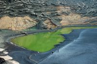 Het dorp El Golfo in Lanzarote. Groene lagune. Klikken om het beeld te vergroten in Adobe Stock (nieuwe tab).
