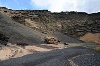 Het dorp El Golfo in Lanzarote. Krater van de vulkaan van El Golfo. Klikken om het beeld te vergroten in Adobe Stock (nieuwe tab).