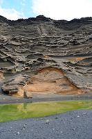 Het dorp El Golfo in Lanzarote. Krater van de vulkaan van El Golfo. Klikken om het beeld te vergroten in Adobe Stock (nieuwe tab).